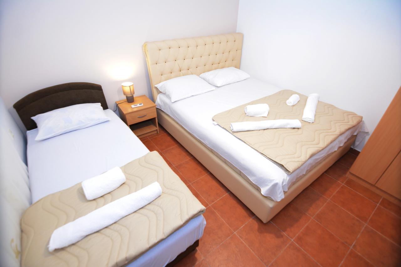 Apartments Jovana Petrovac Bagian luar foto