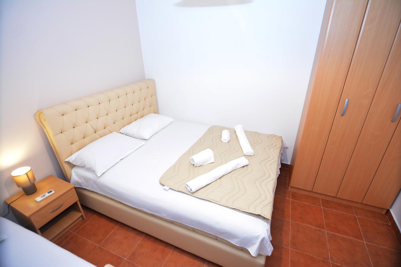 Apartments Jovana Petrovac Bagian luar foto