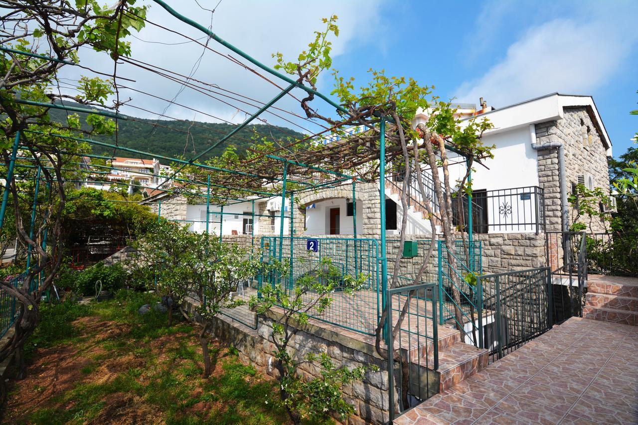 Apartments Jovana Petrovac Bagian luar foto